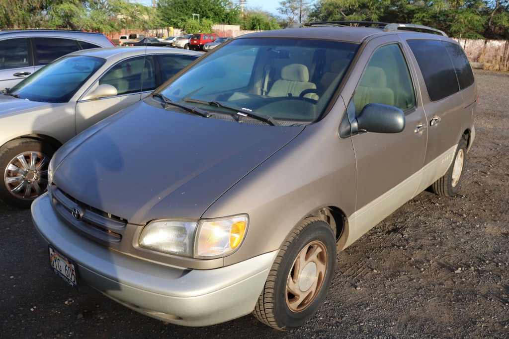 TOYT Sienna 1999 GYG605