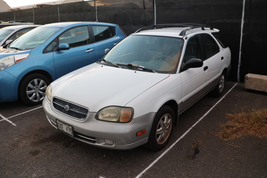 SUZI Esteem 1999 GXE470
