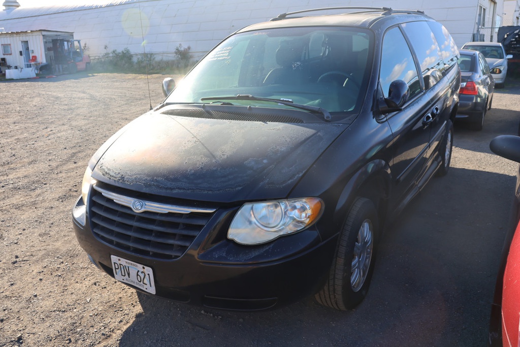 CHRY Town &amp; Country 2006 PDV621
