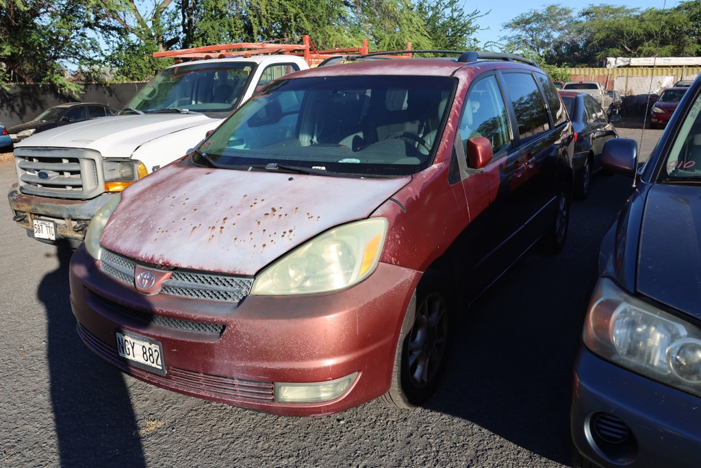TOYT Sienna XLE 2004 NGY882