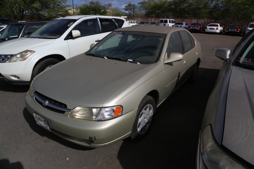 NISS Altima 1998 GVU652