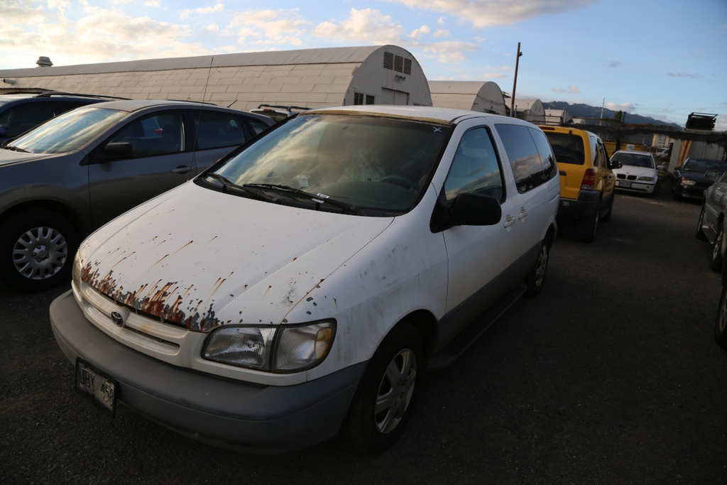 TOYT Sienna 2000 JBY458