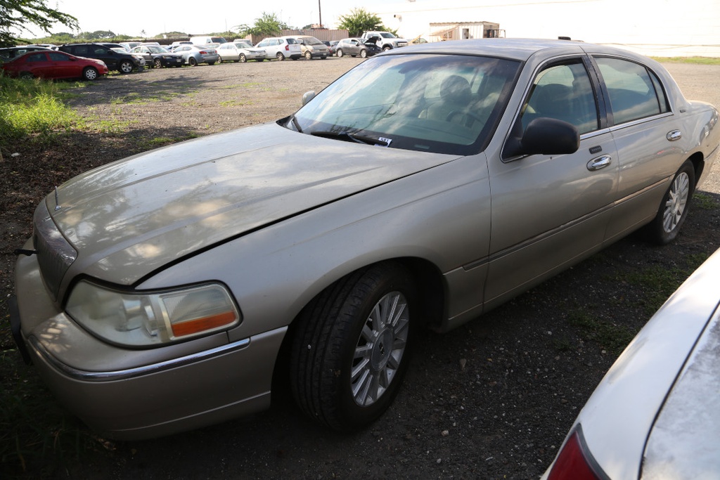 LINC Town Car 2004 SYA764