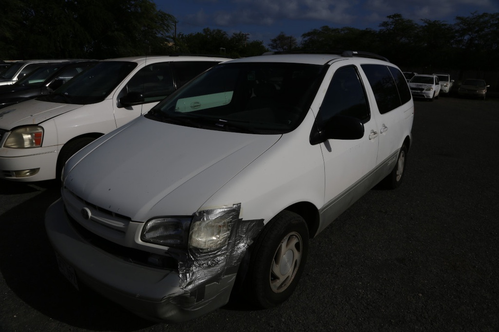TOYT Sienna XLE 2000 JCY692