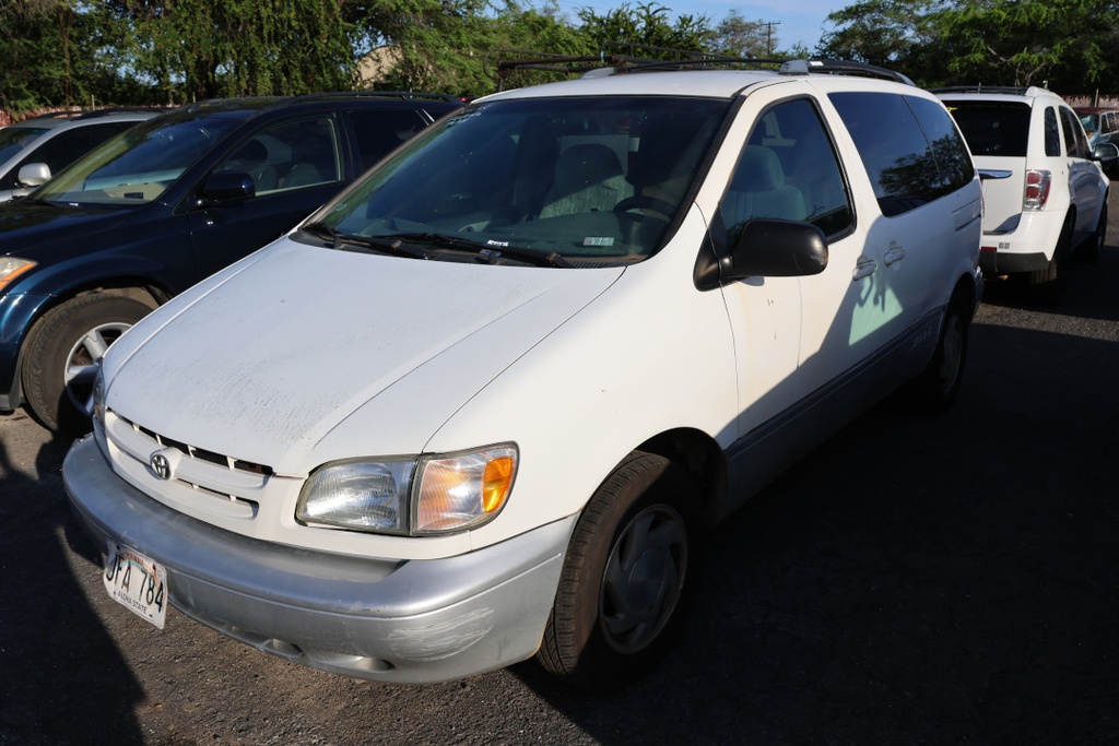 TOYT Sienna 2000 JFA784