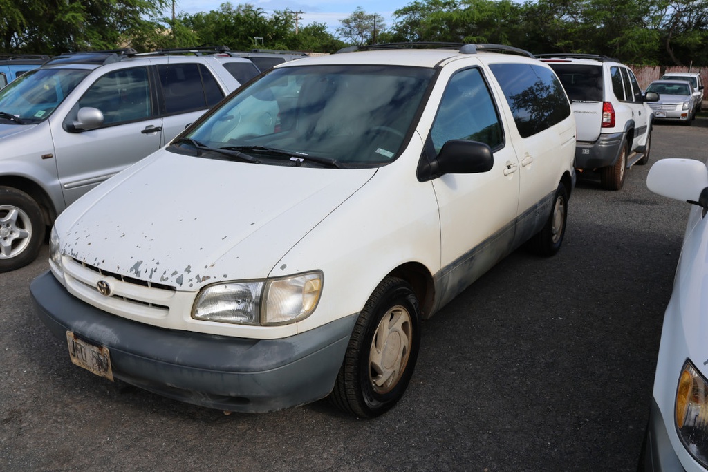 TOYT Sienna 2000 JFD559