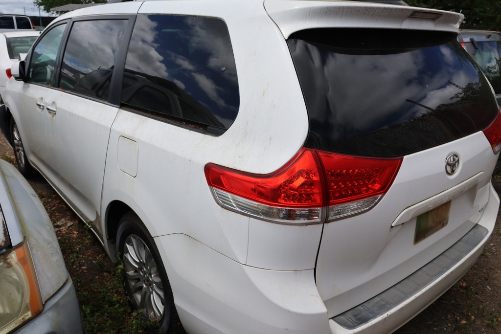 TOYT Sienna 2011 NS400